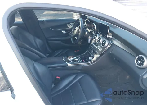 2016 Mercedes-Benz C 300 4Matic z USA, uszkodzony, nr VIN 55SWF4KB1GU115389